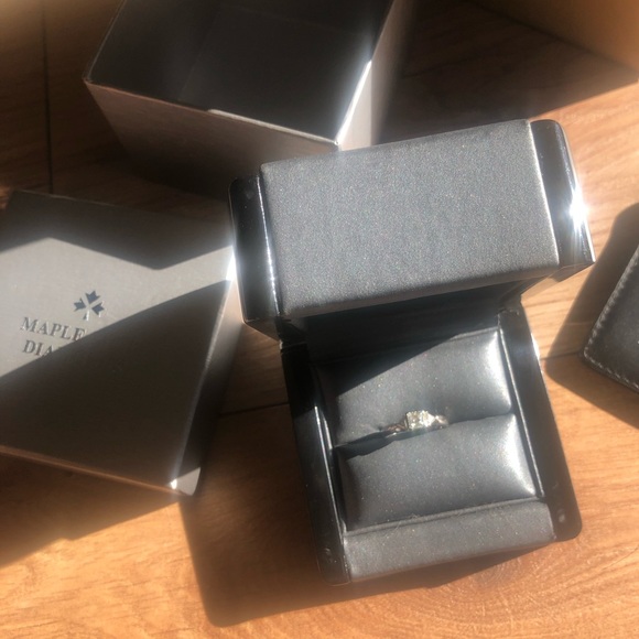 Maple leaf diamond ring 0.75 TCW - Picture 6 of 10